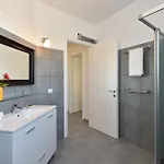 Aspro Piso Livadi