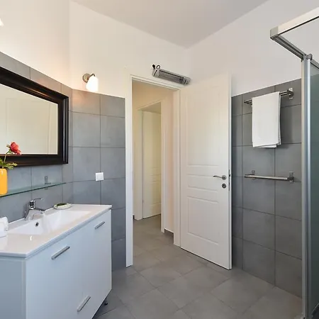 Aspro Villas Piso Livadi